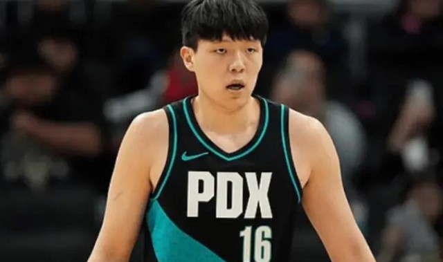 华体会官方入口-杨瀚森对勇士太劣势！首节三分打铁，外防成弊端，进攻地位太低了