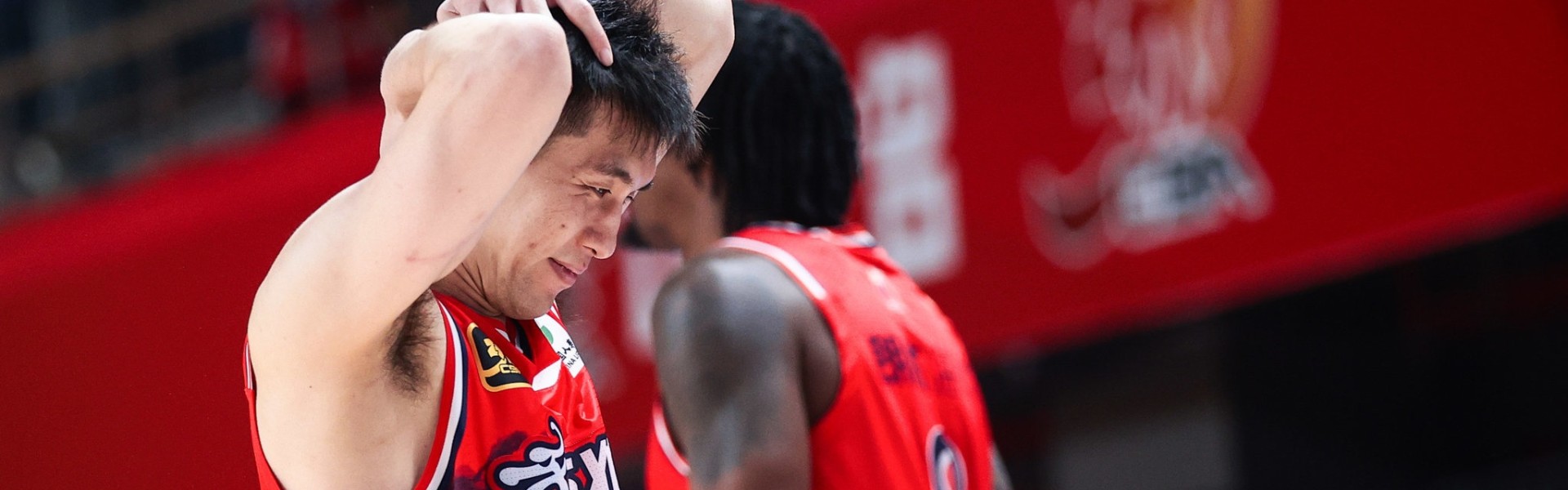 华体会app下载-担架车送出场！媒体人:郭艾伦伤势严重 膝盖往上发力时碰到强对抗