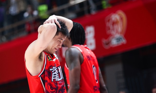 华体会app下载-担架车送出场！媒体人:郭艾伦伤势严重 膝盖往上发力时碰到强对抗