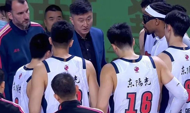 广东男篮16分大胜，胡明轩14+4焦伯乔14+10，郭昊文复出砍20+5